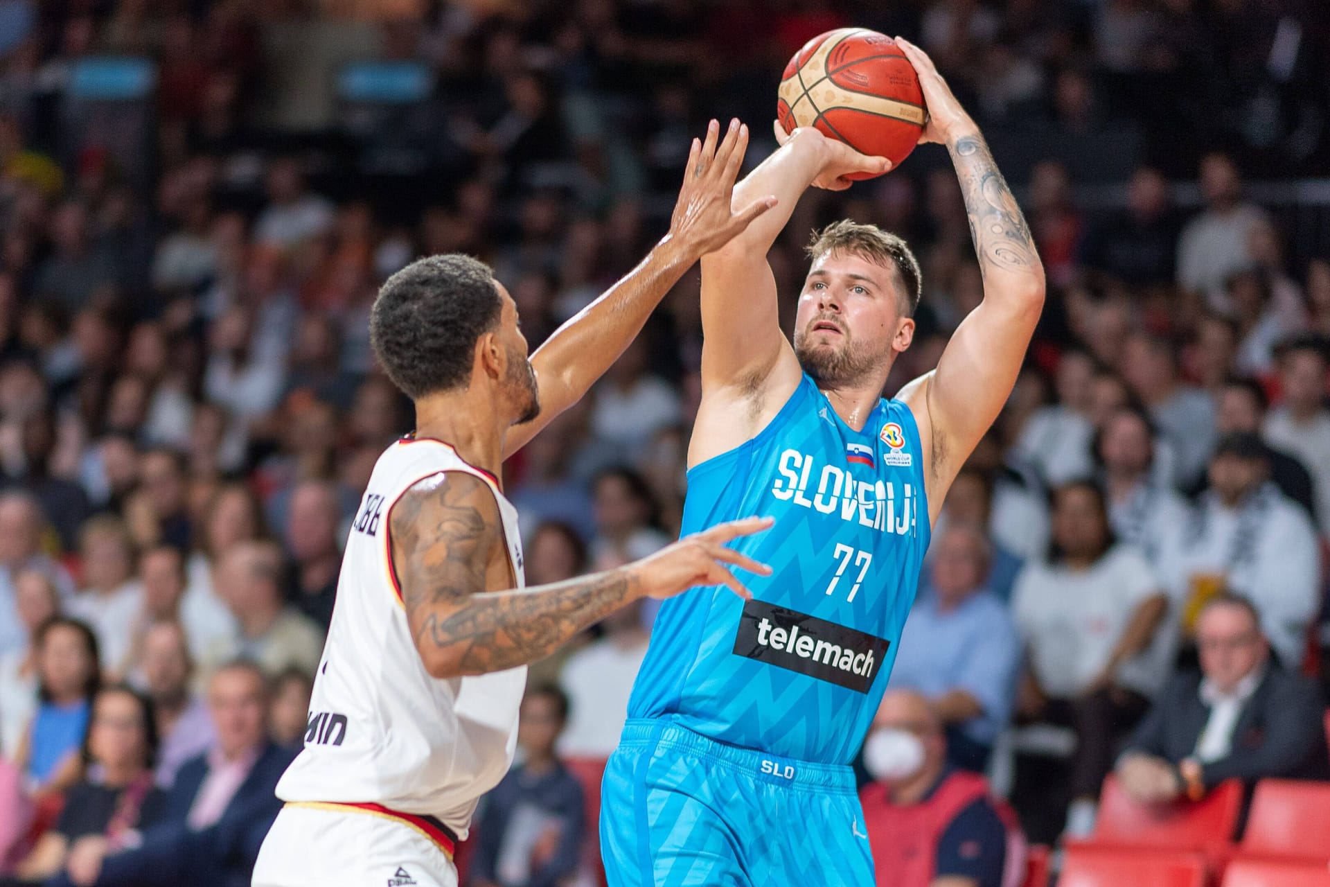 Sloweniens Superstar Luka Doncic (r.) im Länderspiel gegen Deutschland: Bei der EM ist der Guard der Dallas Mavericks einer der Hingucker.