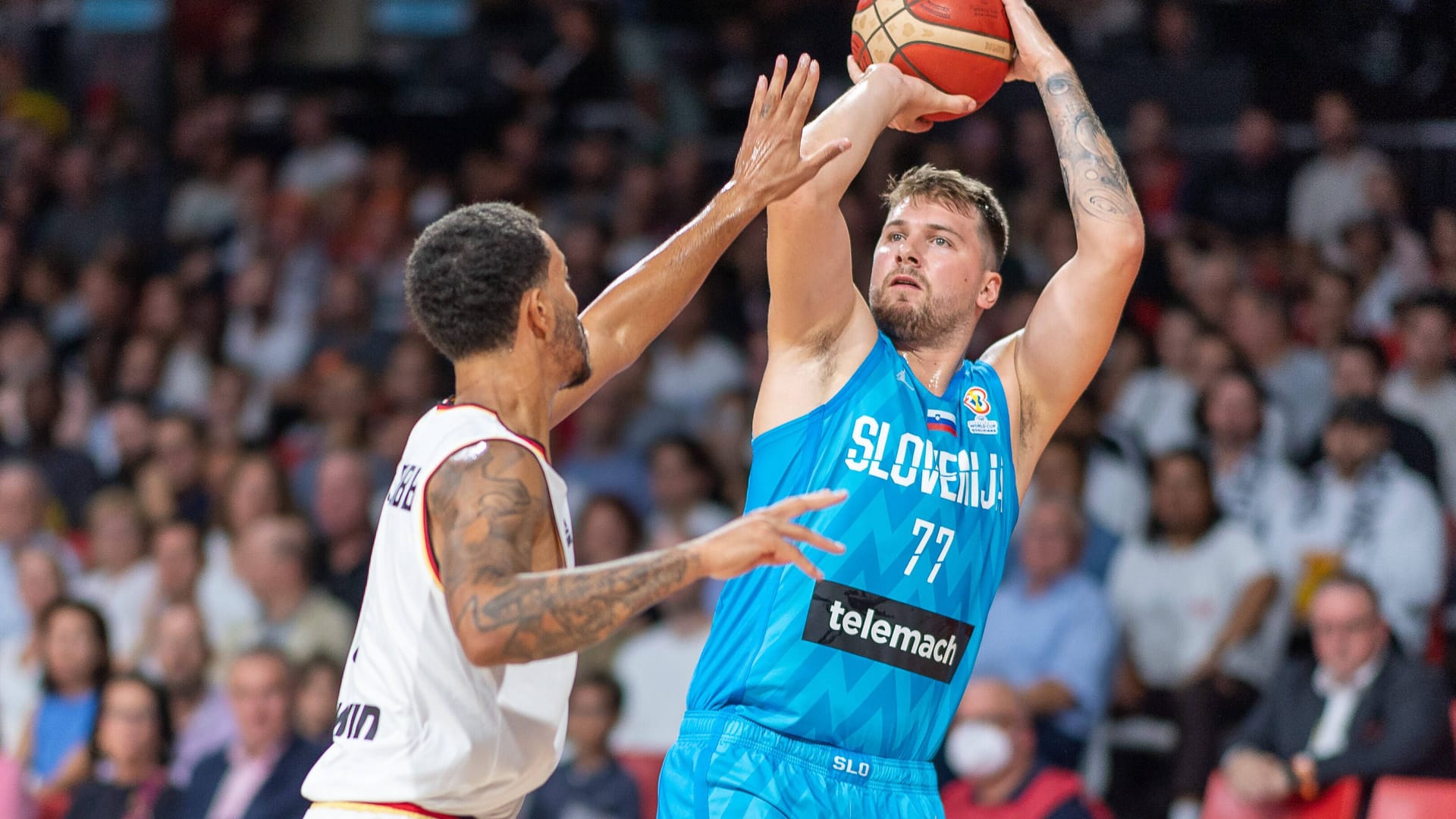 Sloweniens Superstar Luka Doncic (r.) im Länderspiel gegen Deutschland: Bei der EM ist der Guard der Dallas Mavericks einer der Hingucker.