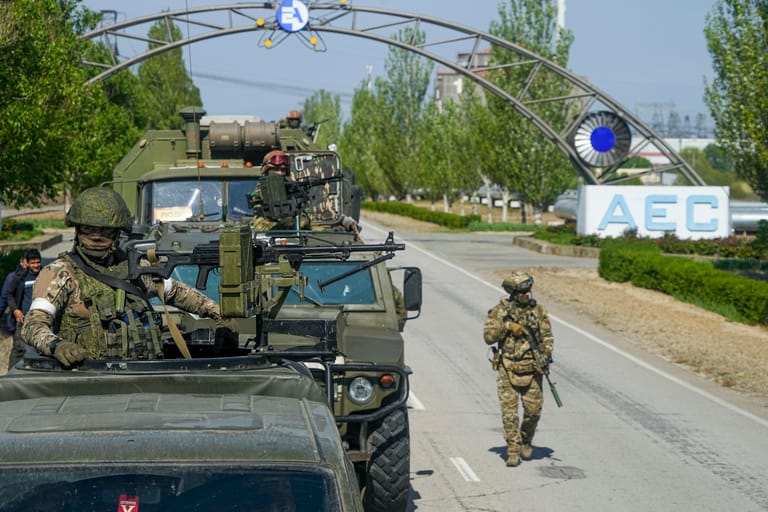 Ein russischer Militärkonvoi ist auf der Straße zum Kernkraftwerk Saporischschja unterwegs.