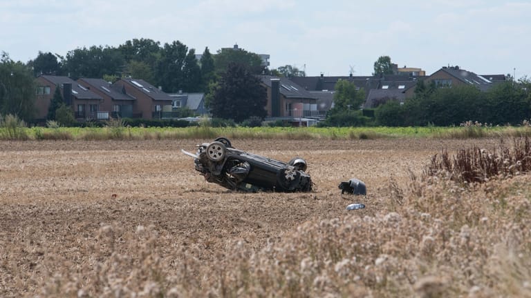 Schweren Verkehrsunfall mit tödlichem Ausgang: Bei Pulheim überschlug sich das Fahrzeug eines 55-Jährigen.