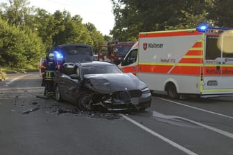 Ein schwer beschädigter BMW: Die vier Insassen des Fahrzeugs wurden nicht verletzt, die Unfallverursacherin dagegen schwer.