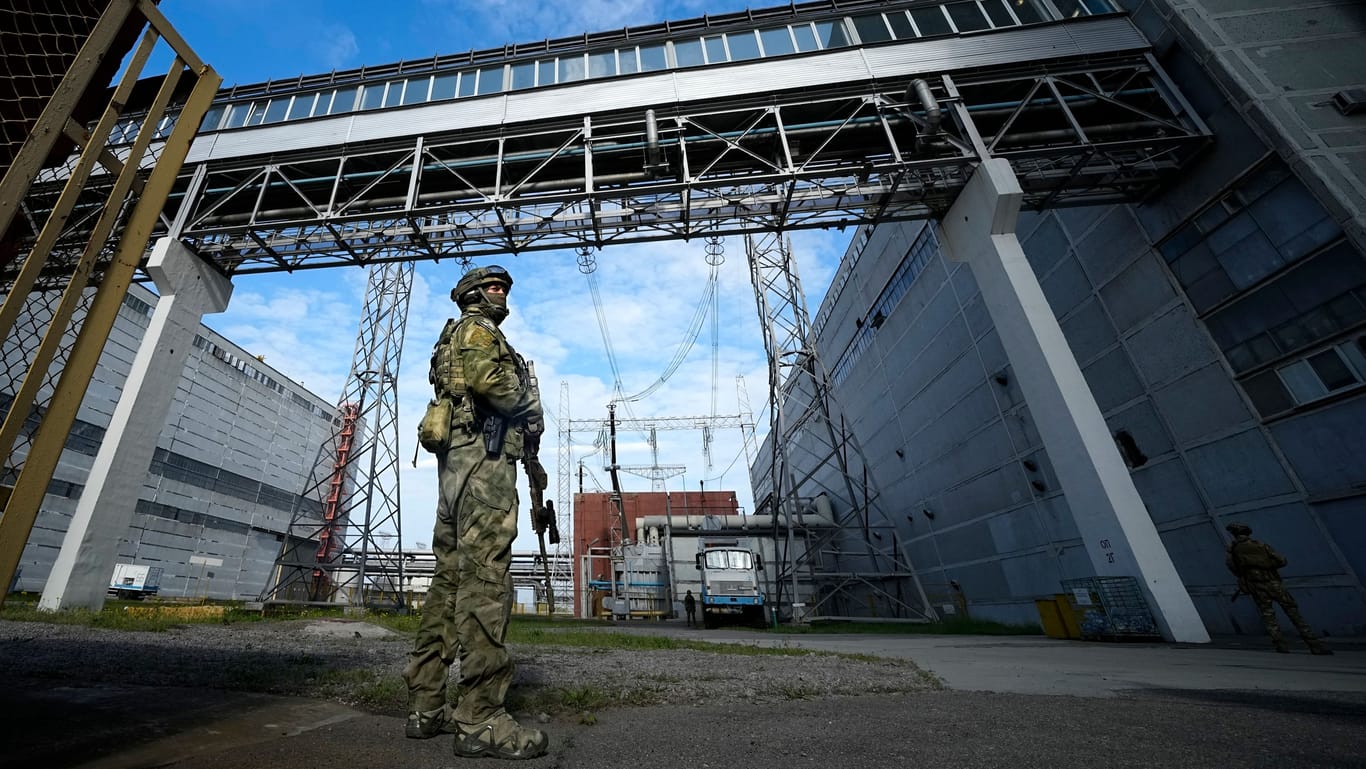 Ein Kämpfer bewacht das AKW in Saporischschja (Archivbild): Russland und die Ukraine werfen sich gegenseitig vor, das Werk zu beschießen.