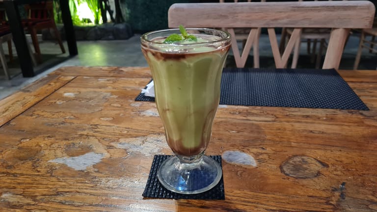 Avocado-Kaffee: Er besitzt einen hohen Nährstoffgehalt – und kann somit ein Frühstück ersetzen.
