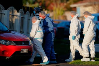 Neuseeländische Polizeiermittler (Archivbild): Die Ermittler arbeiten auf einem Tatort, nachdem Leichen in Koffern entdeckt wurden.
