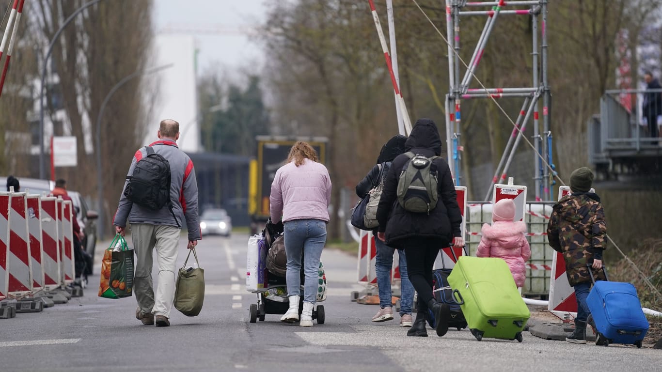 Flüchtlinge in Hamburg (Archivbild): Die Linksfraktion in der Bürgerschaft kritisiert die Zustände in einer Flüchtlingsunterkunft in Bergedorf.