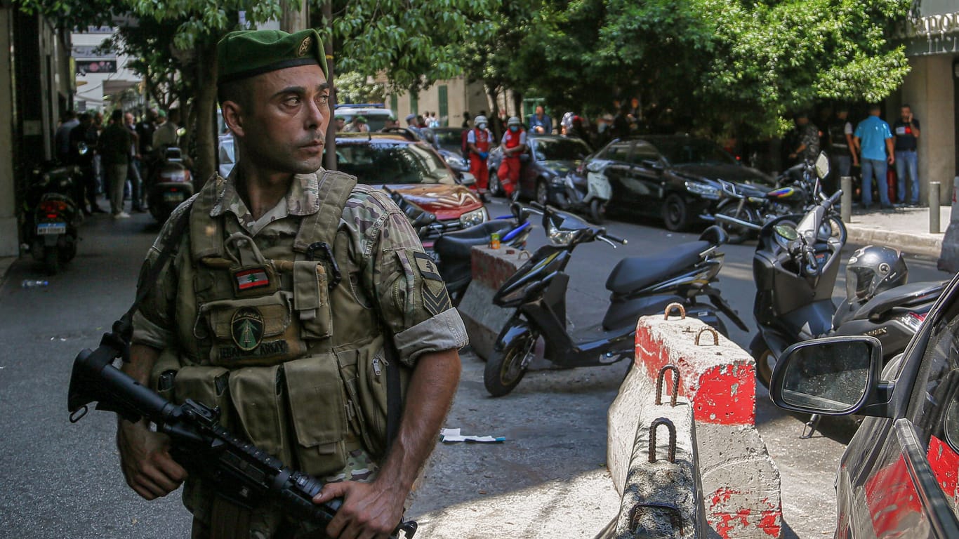 Soldat vor Bank in Beirut, Libanon: Etwa acht Stunden dauerte die Geiselnahme an.