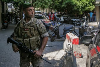 Soldat vor Bank in Beirut, Libanon: Etwa acht Stunden dauerte die Geiselnahme an.