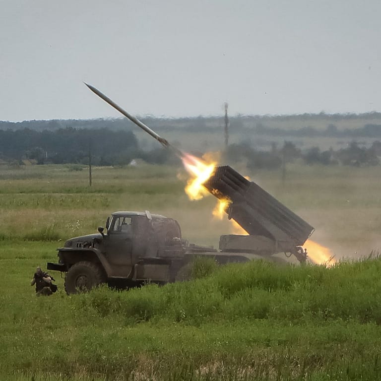 Ein ukrainischer Grad-Raketenwerfer feuert ein Geschoss auf russische Truppen ab.