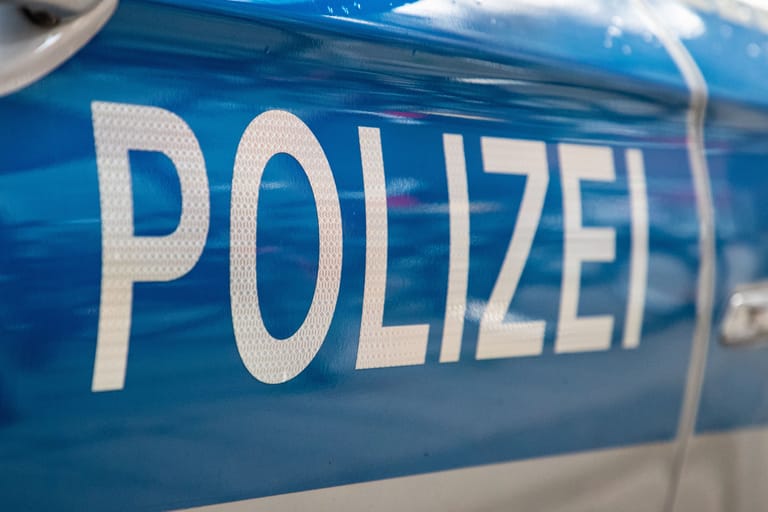 Polizeiauto in Nahaufnahme (Symbolbild): Ein unbekannter Autofahrer soll in Hannover ein Kleinkind angefahren haben.