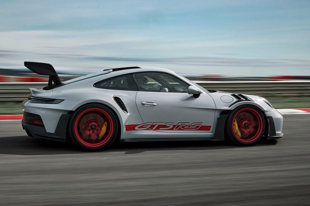 Verbesserter Rennwagen: Der neue Porsche 911 GT3 RS erreicht durch aktive Elemente an der Front und den großen Heckflügel einen dreimal größeren Anpressdruck als das GT3-Grundmodell.