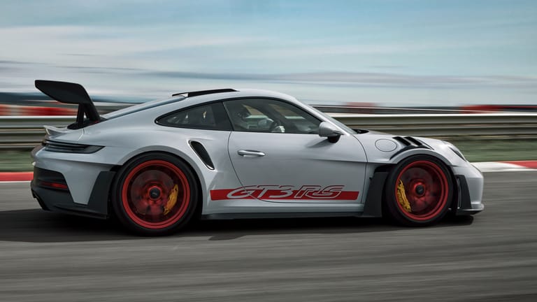 Verbesserter Rennwagen: Der neue Porsche 911 GT3 RS erreicht durch aktive Elemente an der Front und den großen Heckflügel einen dreimal größeren Anpressdruck als das GT3-Grundmodell.