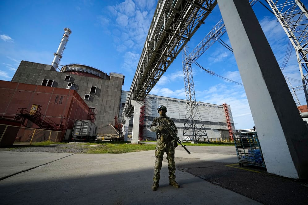 Ein russischer Soldat steht vor dem Kernkraftwerk Saporischschja.