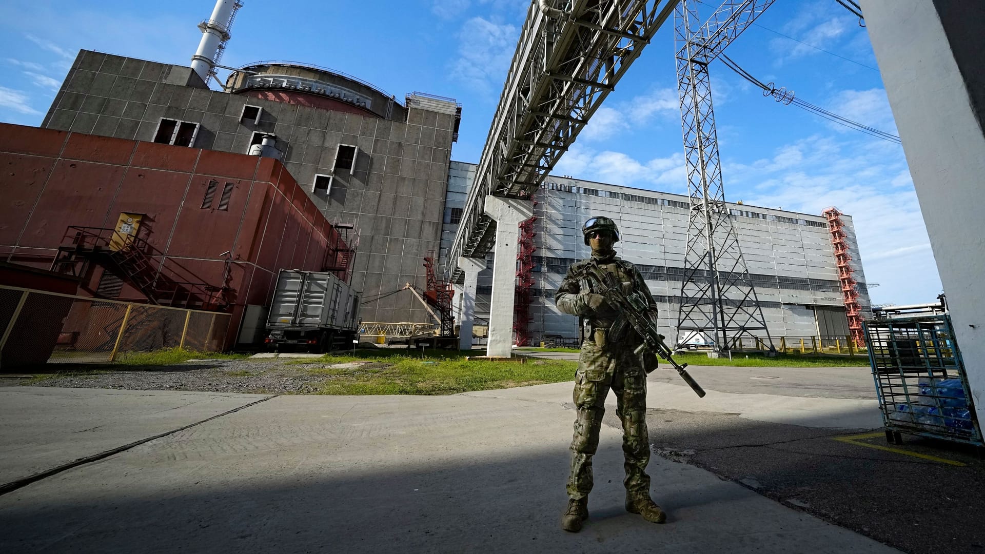 Ein russischer Soldat steht vor dem Kernkraftwerk Saporischschja.