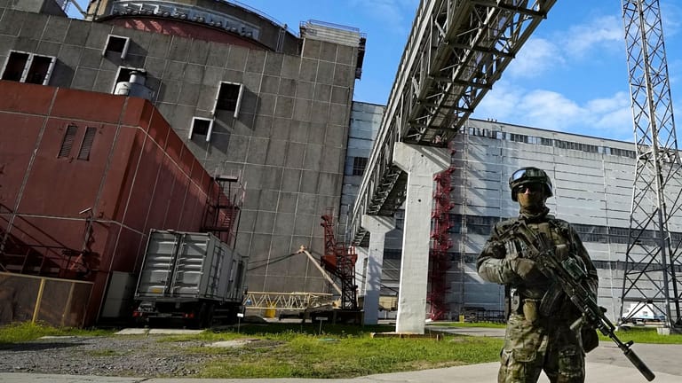 Ein russischer Soldat steht vor dem Kernkraftwerk Saporischschja.