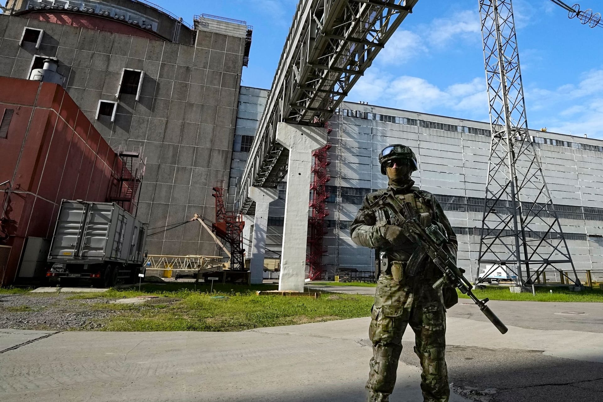 Ein russischer Soldat steht vor dem Kernkraftwerk Saporischschja.