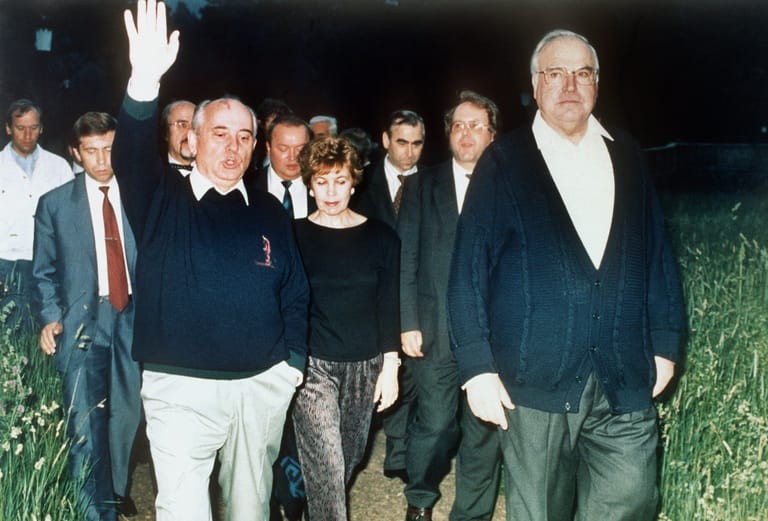 Bei den Demonstrationen in der DDR riefen die Menschen "Gorbi", 1990 trafen sich Gorbatschow und der Bundeskanzler Helmut Kohl zu Gesprächen im Kaukasus.