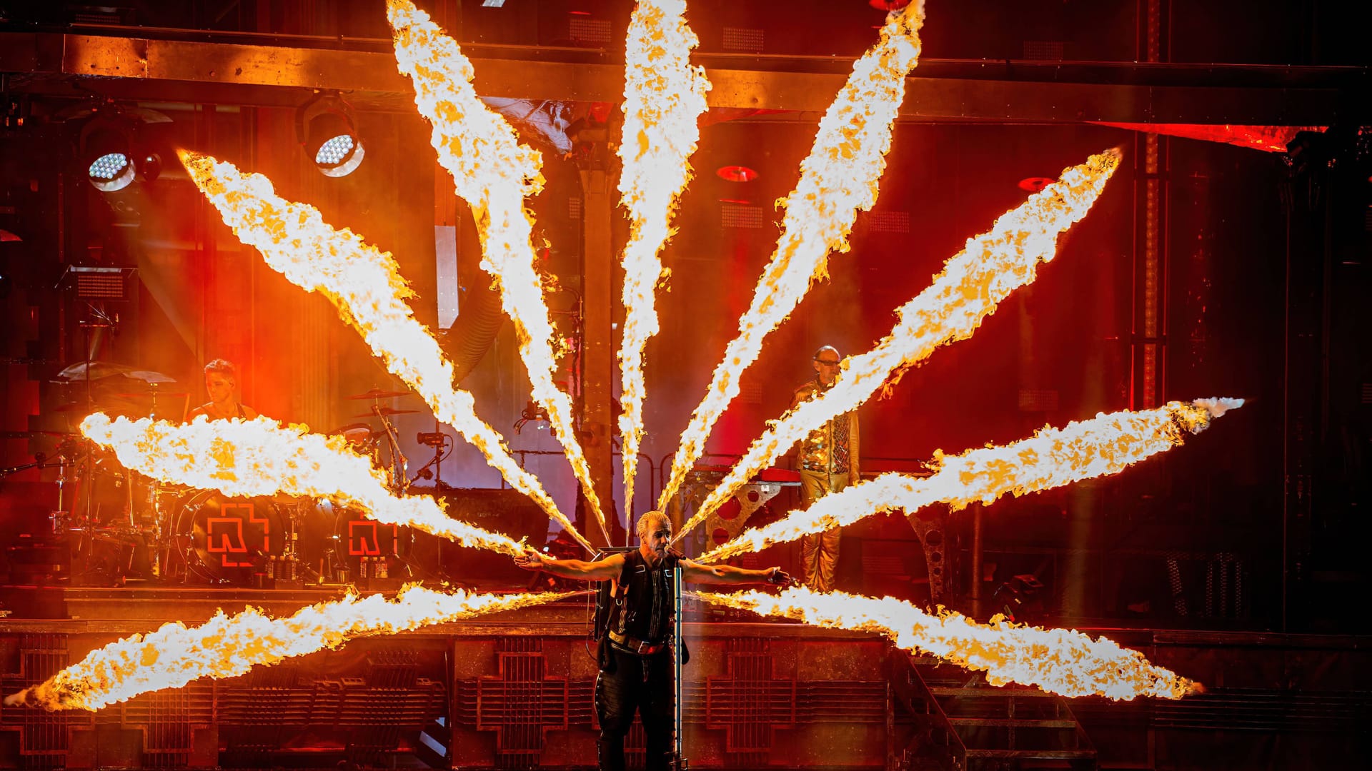 Rammstein bei einer Show in Dänemark (Archivbild): Das Konzert auf der Theresienwiese sollte das größte der Band werden.