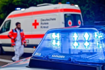 Krankenwagen steht hinter Streifenwagen mit eingeschaltetem Blaulicht (Symbolbild): Bei einem Unfall auf der A7 in Hamburg ist ein Mann ums Leben gekommen.