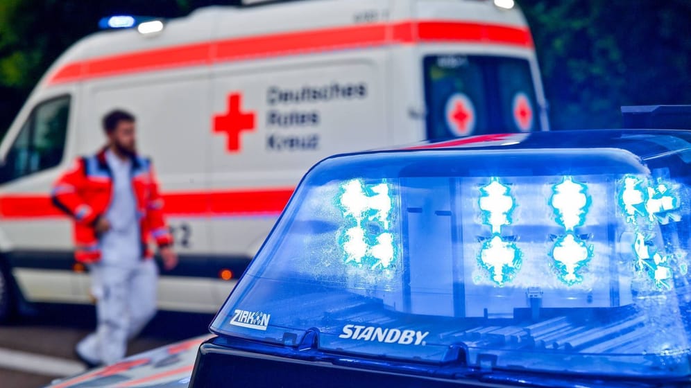 Krankenwagen steht hinter Streifenwagen mit eingeschaltetem Blaulicht (Symbolbild): Bei einem Unfall auf der A7 in Hamburg ist ein Mann ums Leben gekommen.