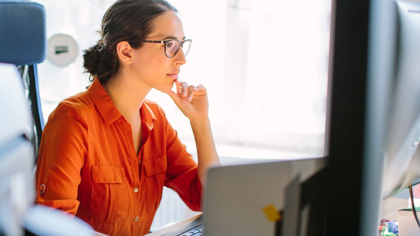 Eine Frau arbeitet am Computer (Symbolbild): Mit einem Zweitjob landen Arbeitnehmer häufig in Steuerklasse 6.