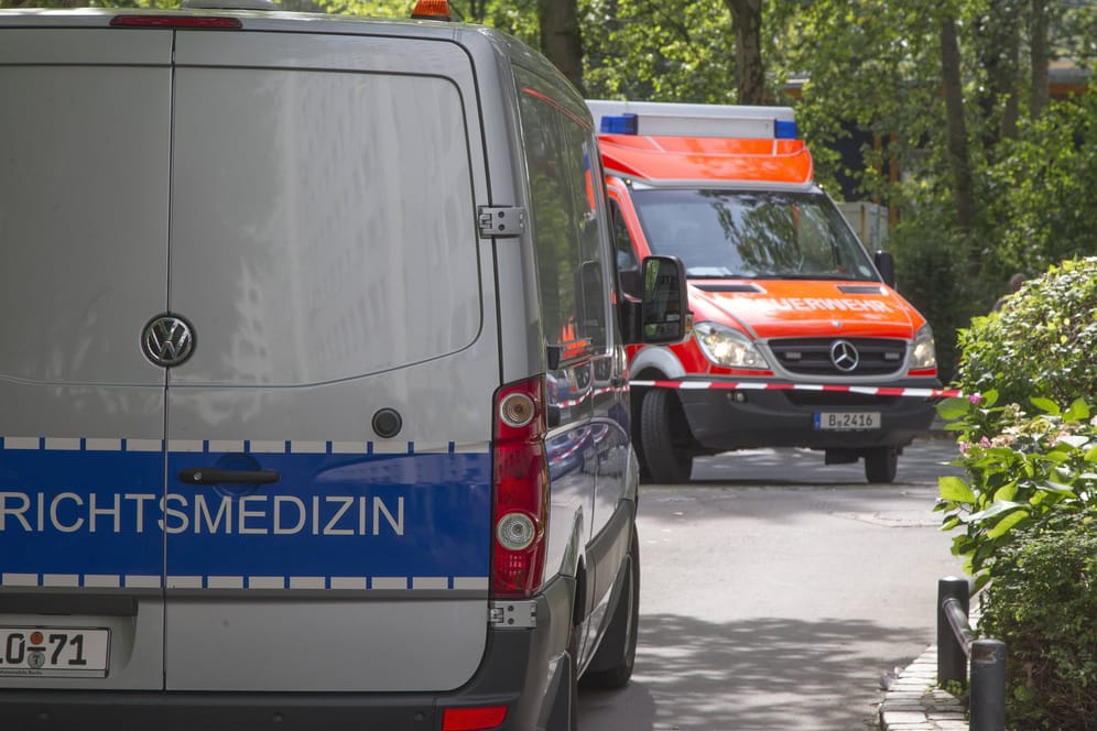 Auto der Gerichtsmedizin und Feuerwehr Berlin (Symbolbild): Ein toter Mann wird in seiner Wohnung gefunden, die Polizei geht von einem Tötungsdelikt aus.
