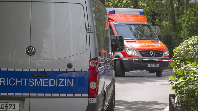 Auto der Gerichtsmedizin und Feuerwehr Berlin (Symbolbild): Ein toter Mann wird in seiner Wohnung gefunden, die Polizei geht von einem Tötungsdelikt aus.