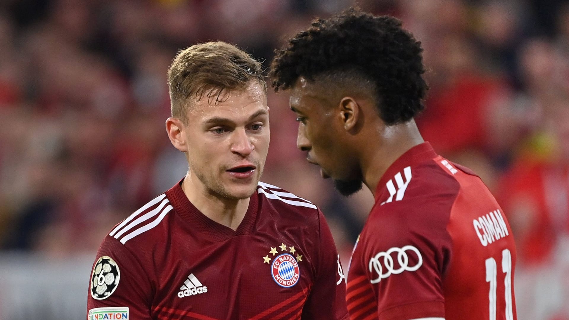 Joshua Kimmich (l.) und Kingsley Coman diskutieren hier im alten Bayern-Trikot.