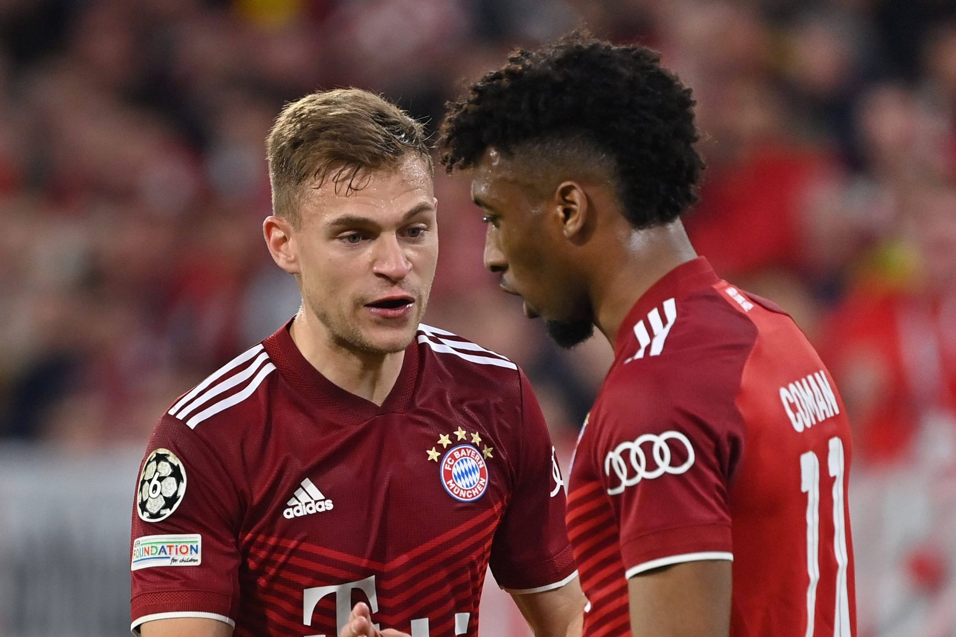 Joshua Kimmich (l.) und Kingsley Coman diskutieren hier im alten Bayern-Trikot.