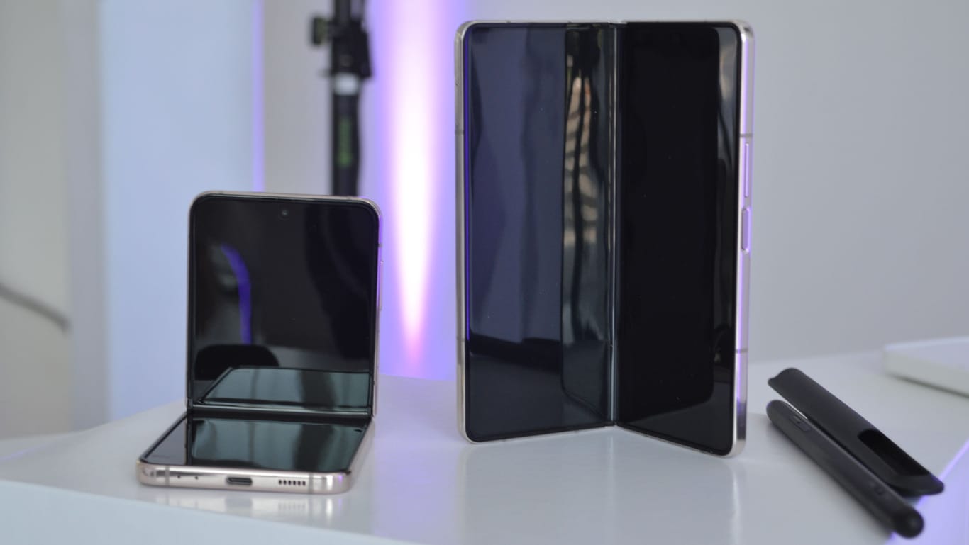 Das Samsung Galaxy Z Flip4 (links) und Fold4 (rechts): Mit den faltbaren Smartphones ist Samsung bisher unangefochten der Branchenprimus.