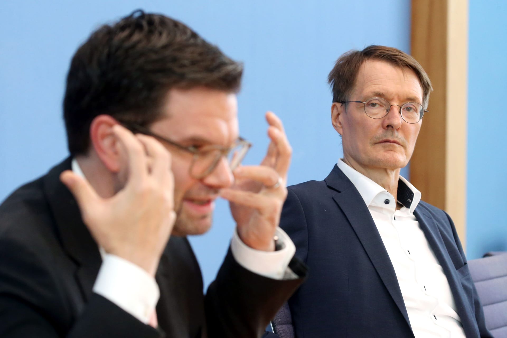 Karl Lauterbach (r) und Marco Buschmann (l): Der Gesundheits- und Justizminister blicken mit unterschiedlichen Erwartungen in den Herbst. Karl Lauterbach (r) und Marco Buschmann (l): Der Gesundheits- und Justizminister blicken mit unterschiedlichen Erwartungen in den Herbst.