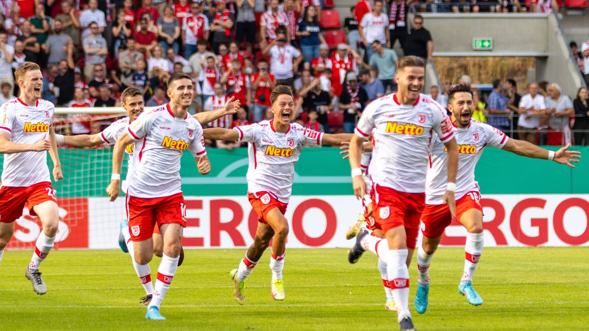 Am Ende Jubelt Jahn Regensburg: Die Außenseiter schlagen den 1. FC Köln im Elfmeterschießen gleich in der ersten Runde des DFB-Pokals.