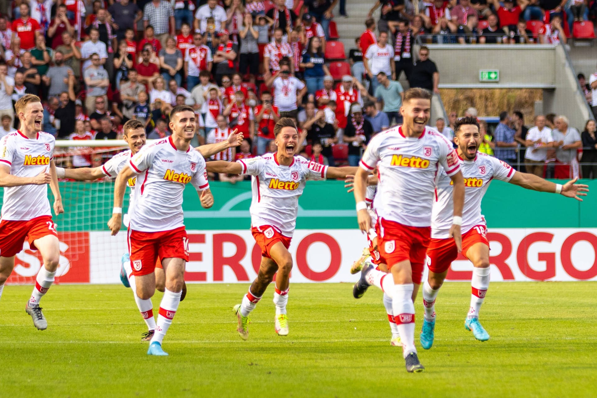 Am Ende Jubelt Jahn Regensburg: Die Außenseiter schlagen den 1. FC Köln im Elfmeterschießen gleich in der ersten Runde des DFB-Pokals.