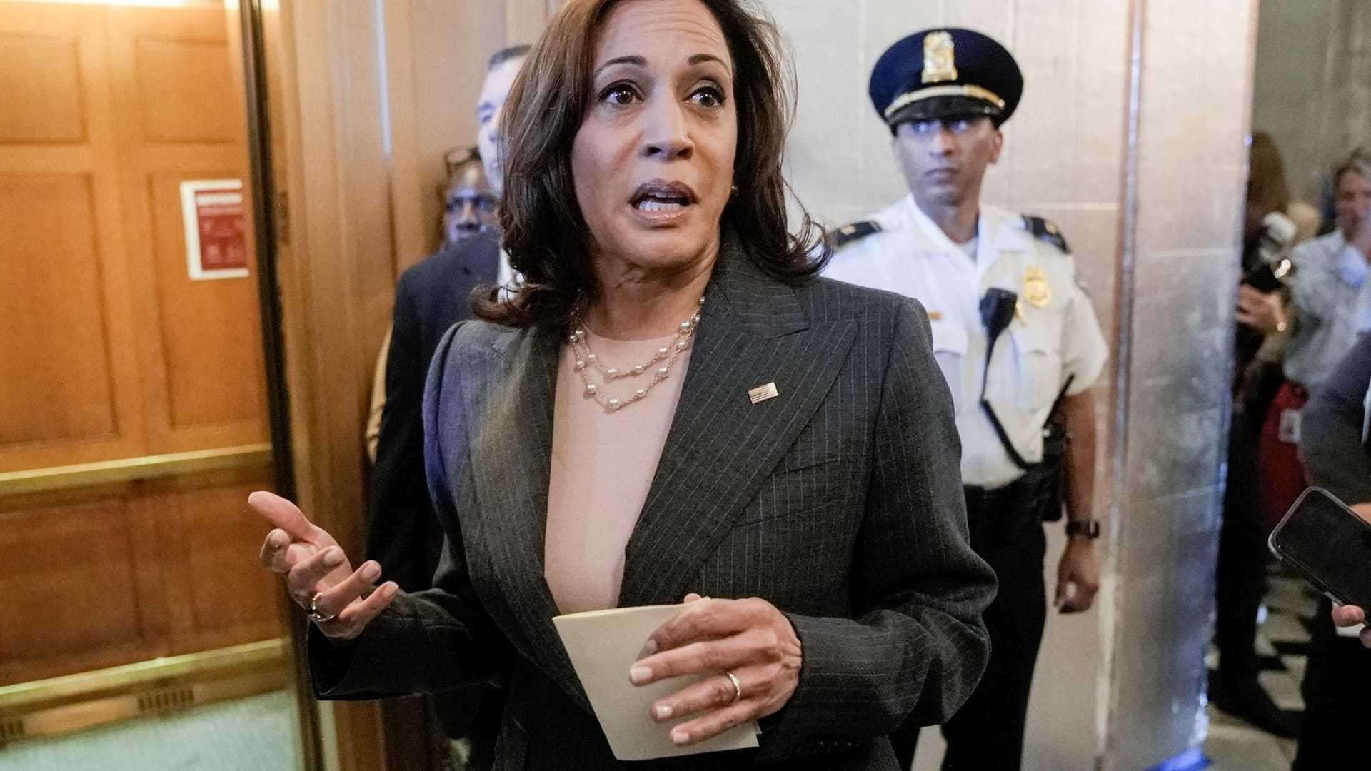 US-Vizepräsidentin Kamala Harris spricht zu Reportern: Ihre Stimme war das Zünglein an der Waage bei der Abstimmung des Klima- und Sozialpakets.