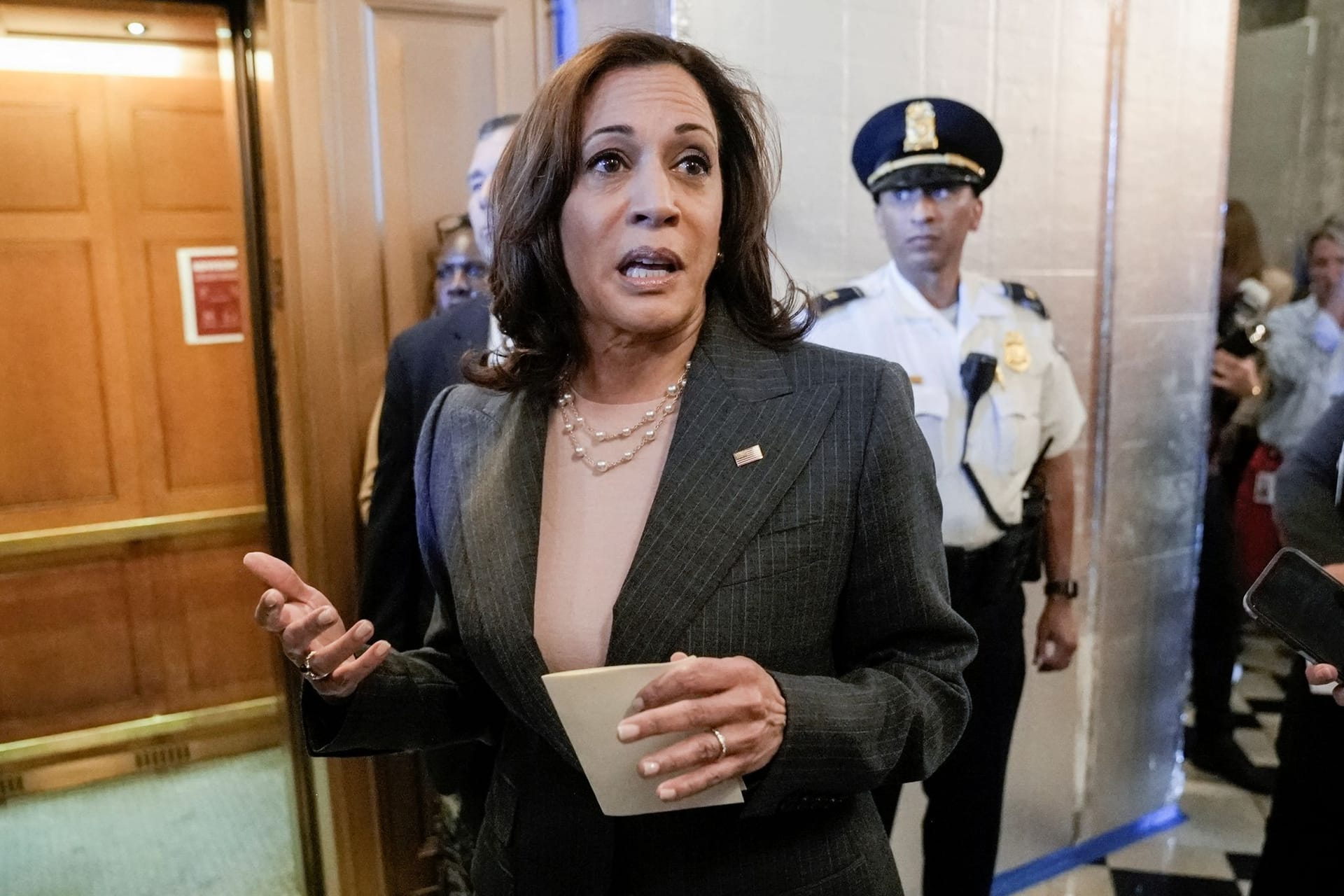 US-Vizepräsidentin Kamala Harris spricht zu Reportern: Ihre Stimme war das Zünglein an der Waage bei der Abstimmung des Klima- und Sozialpakets.