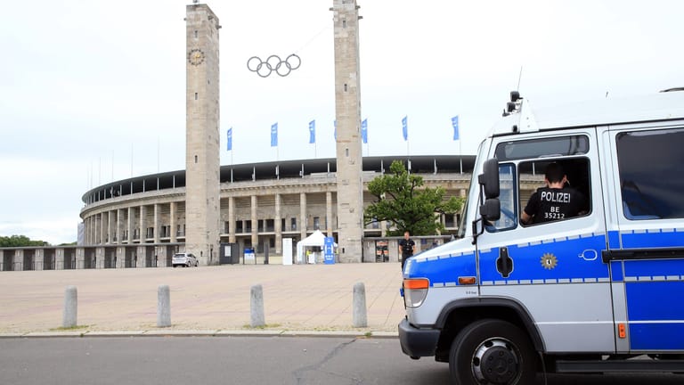 Ein Polizeiwagen vor dem Berliner Olympiastadion (Symbolbild): In der Nähe war ein Hertha-Fan schwer verletzt worden – Er starb Wochen später.