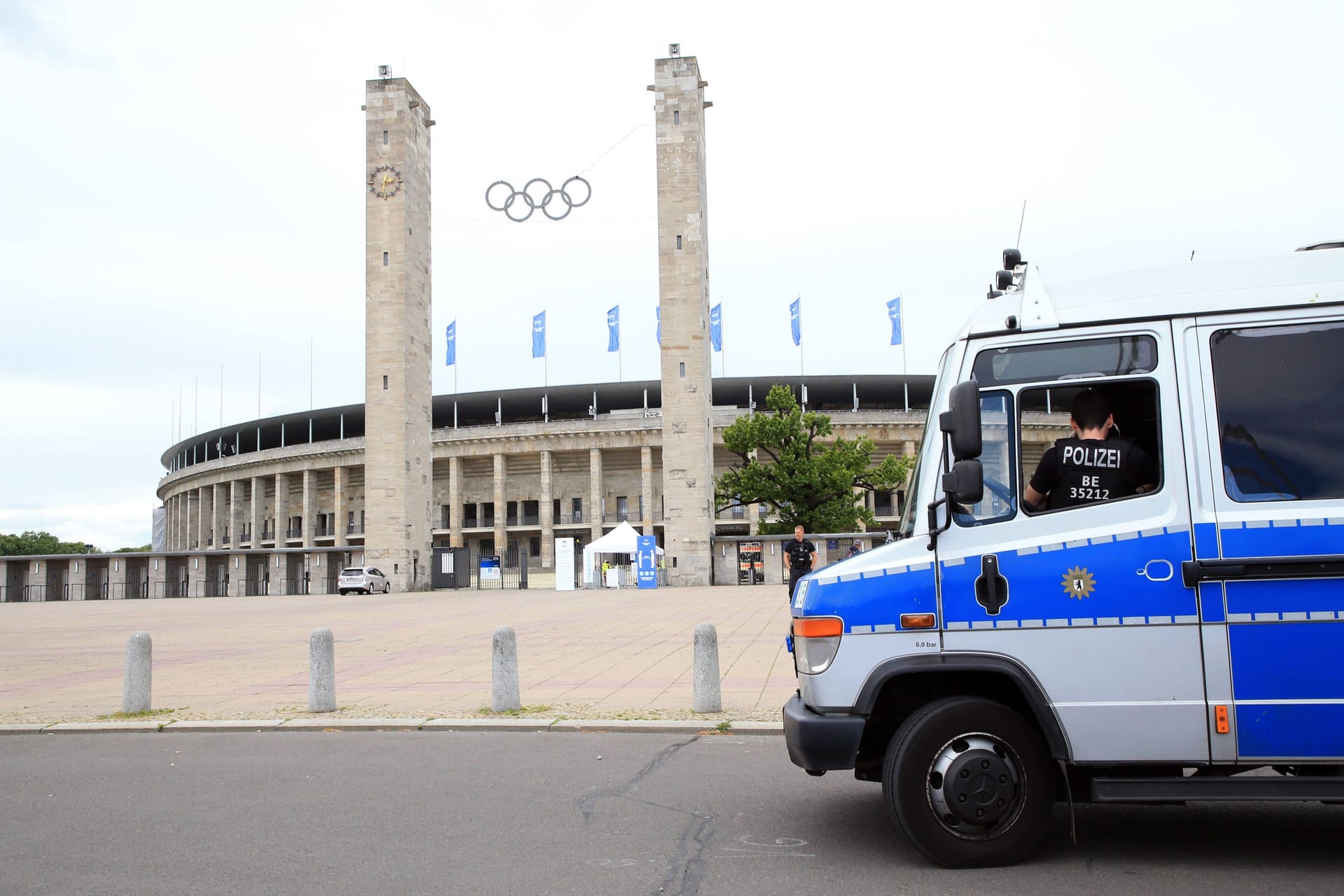 Ein Polizeiwagen vor dem Berliner Olympiastadion (Symbolbild): In der Nähe war ein Hertha-Fan schwer verletzt worden – Er starb Wochen später.