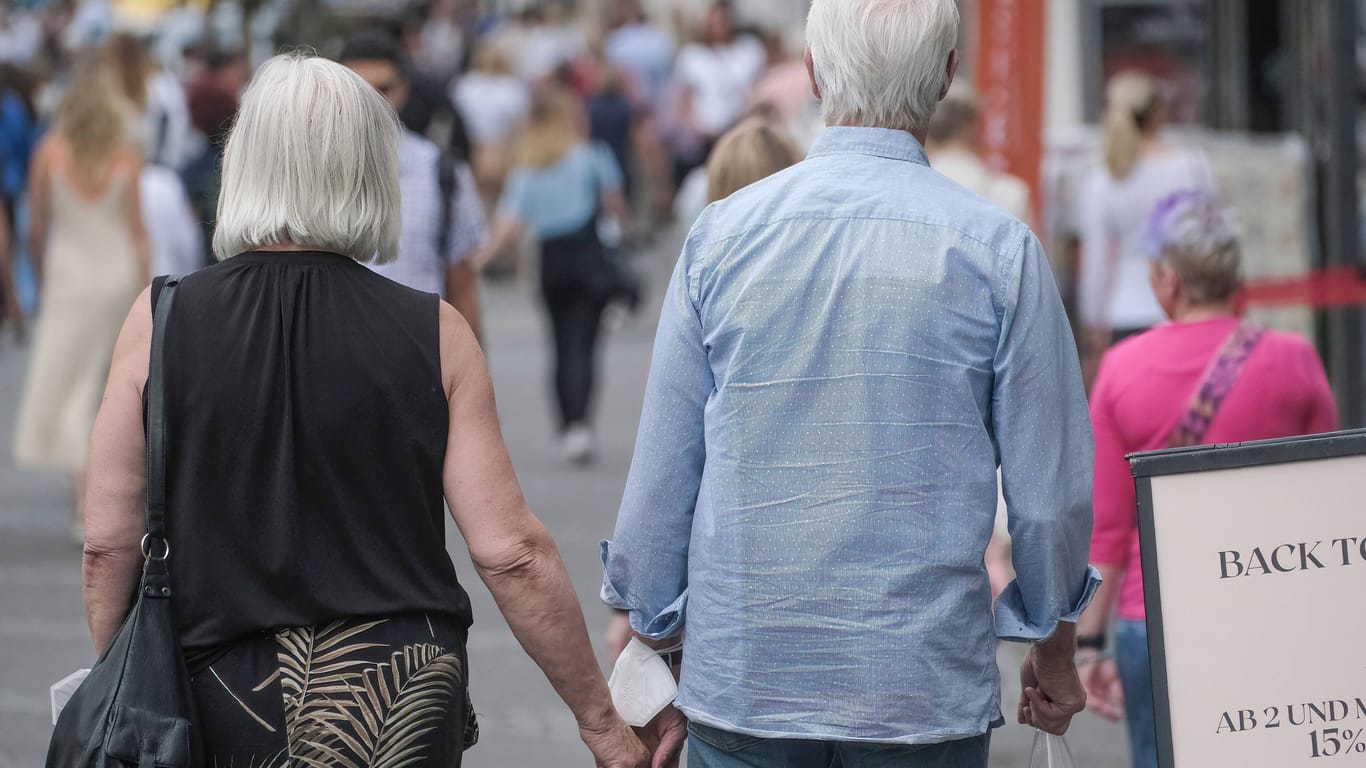 Rentner in der Düsseldorfer Innenstadt (Symbolbild): Die Bundesregierung möchte die Menschen im Alter künftig besser absichern.