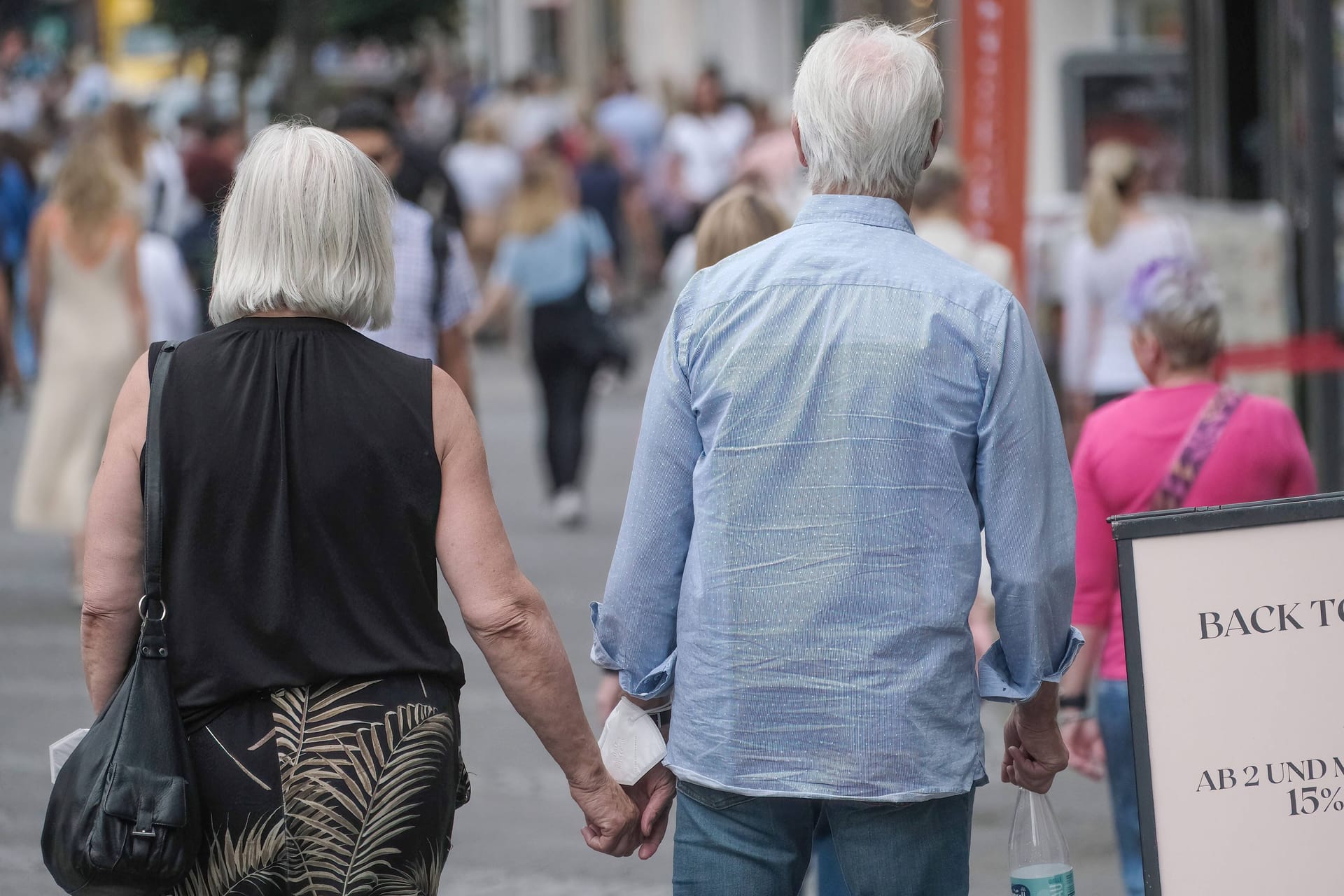 Rentner in der Düsseldorfer Innenstadt (Symbolbild): Die Bundesregierung möchte die Menschen im Alter künftig besser absichern.