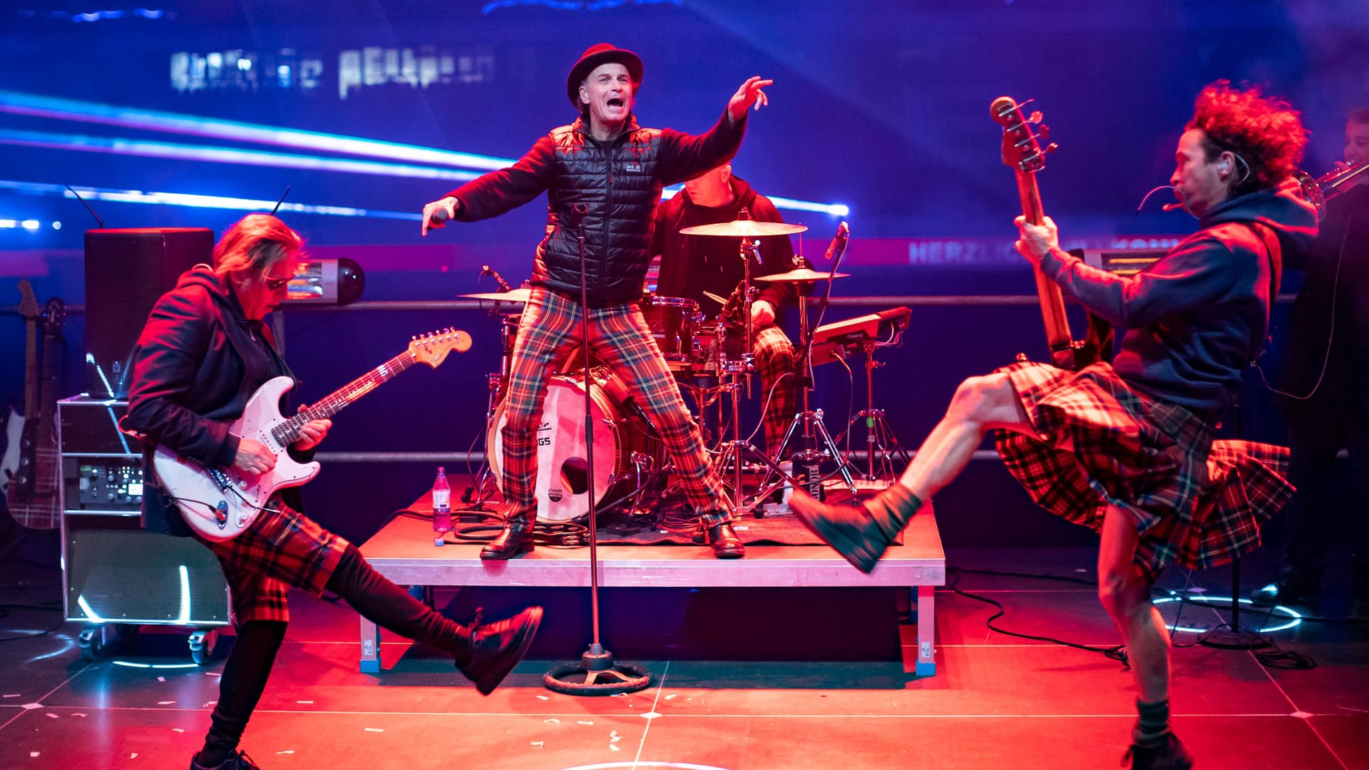 Die Band Brings spielt ein Konzert: Zum Feiern ist den fünf nicht zumute. Die Band Brings spielt ein Konzert: Zum Feiern ist den fünf nicht zumute.