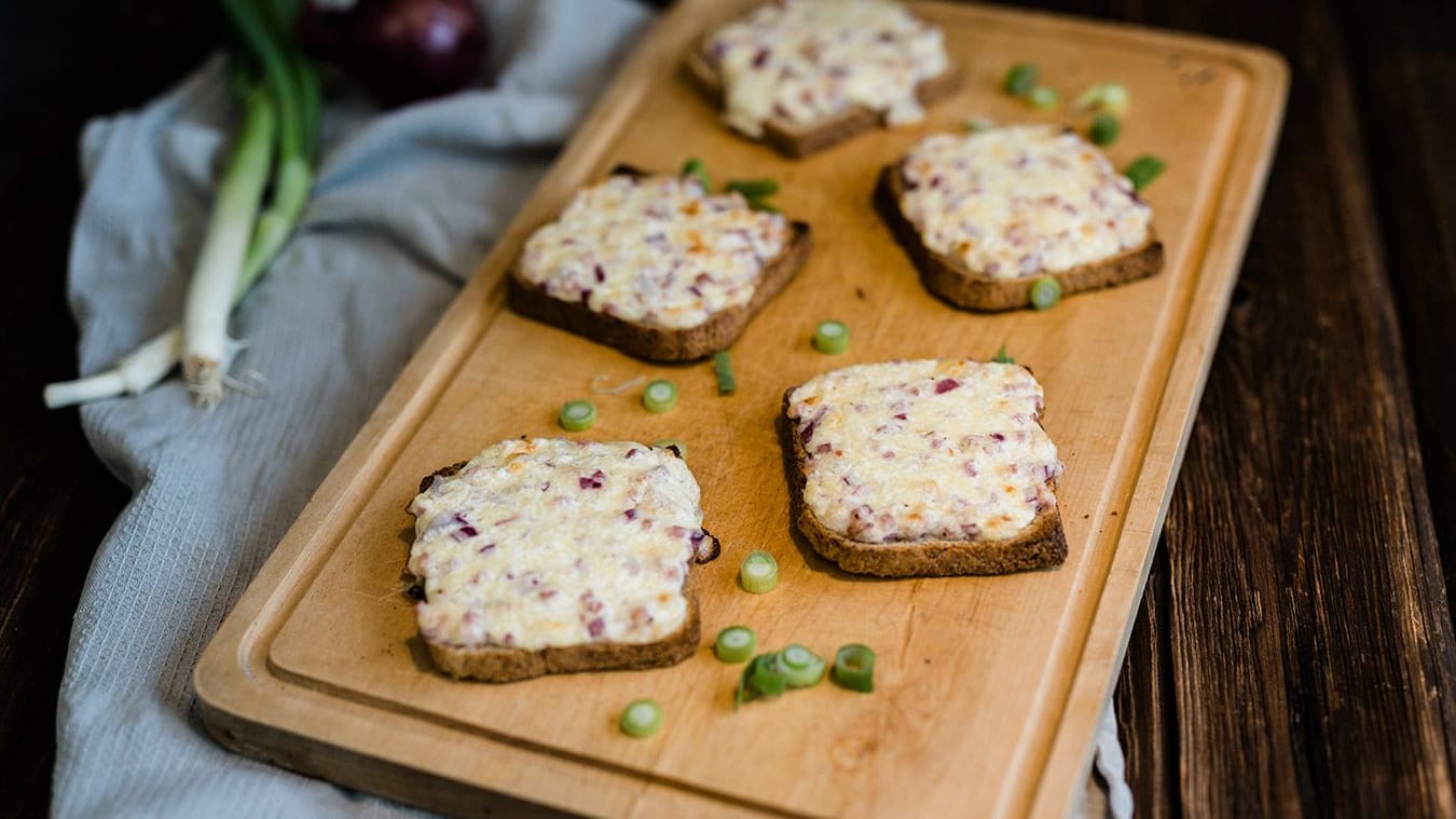 Flammkuchen-Toasts: Sie sind im Handumdrehen zubereitet.