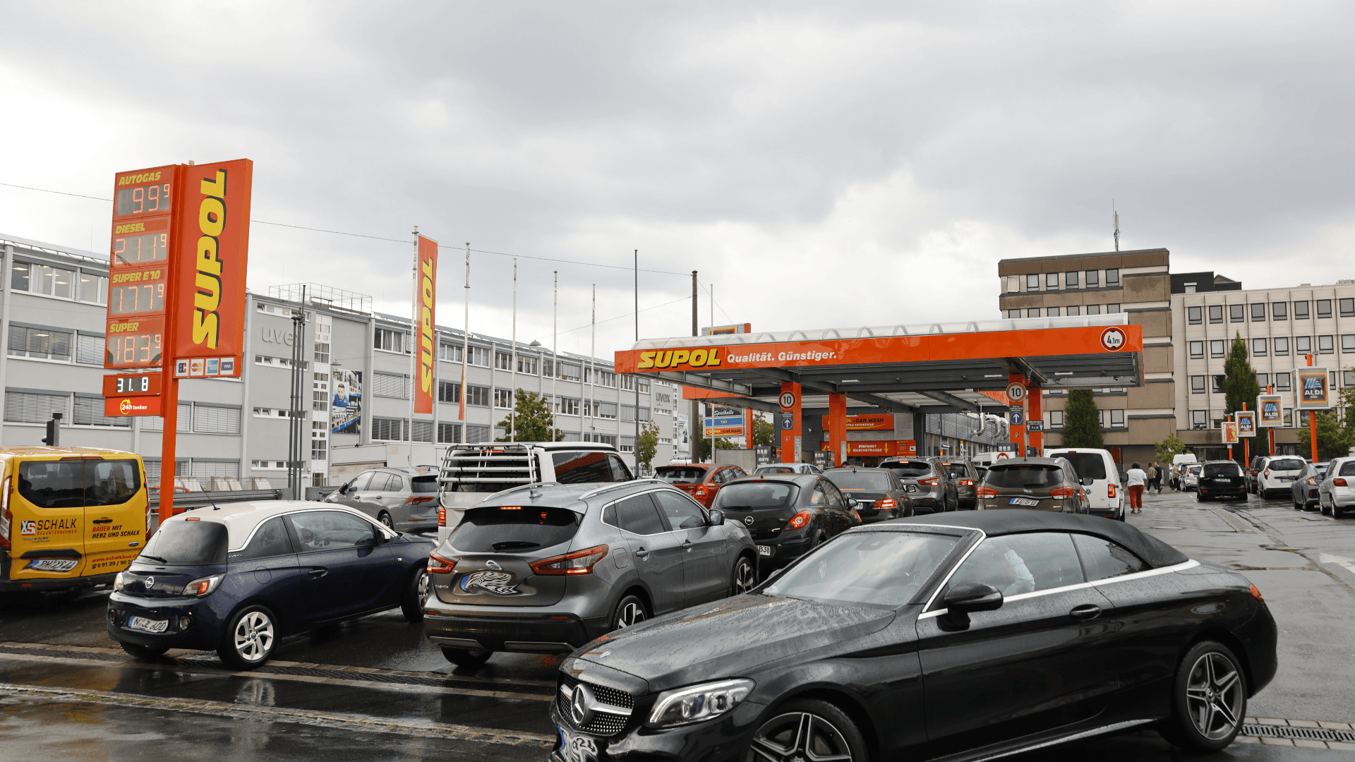 Überfüllte Tankstelle in Fürth: Viele Autofahrer wollen den letzten Tag des Tankrabatts nutzen.