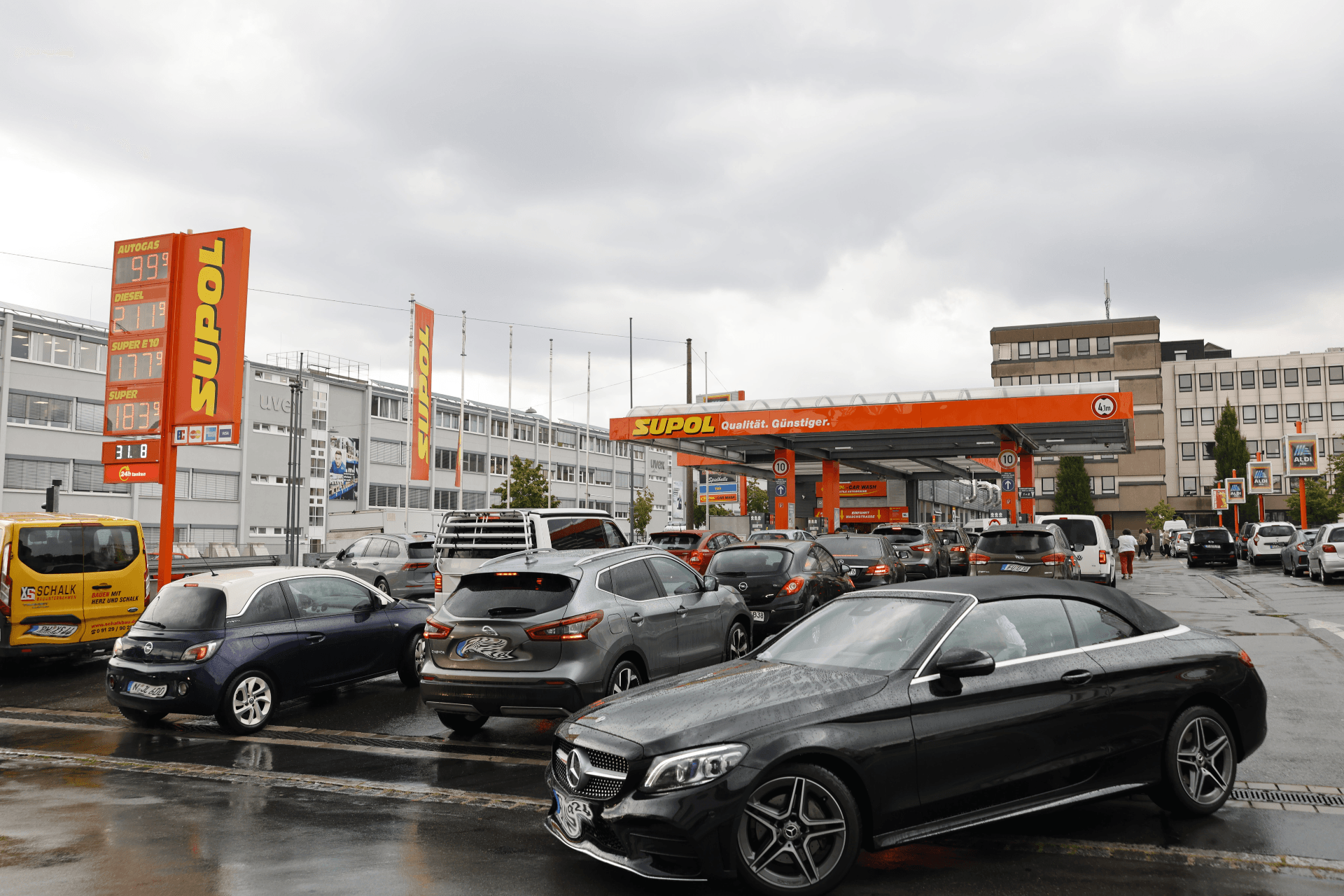 Überfüllte Tankstelle in Fürth: Viele Autofahrer wollen den letzten Tag des Tankrabatts nutzen.