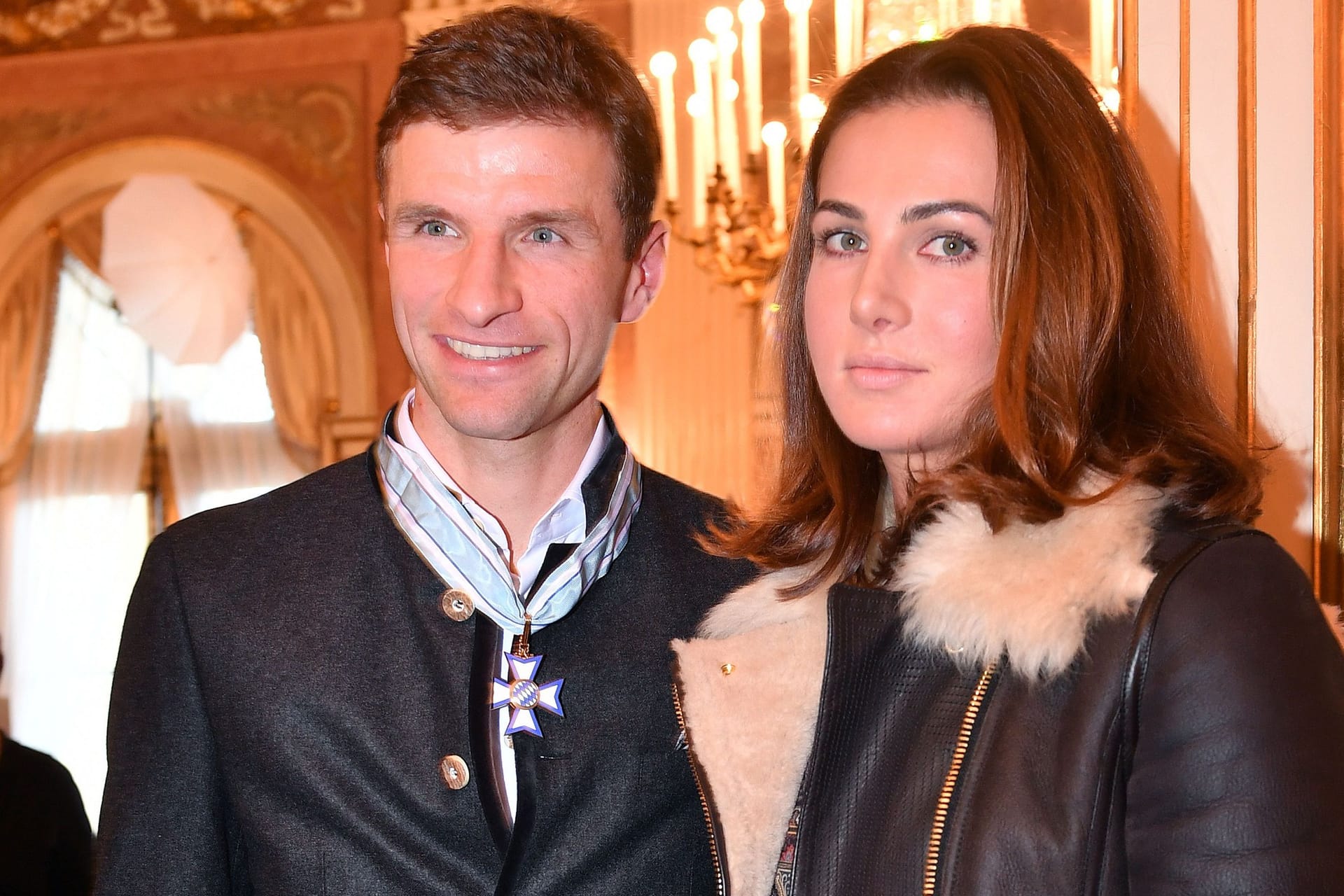 Thomas und Lisa Müller: Sie sind das Traumpaar beim FC Bayern München. 2019 feierten die Reiterin und der Profikicker bereits ihren zehnten Hochzeitstag.