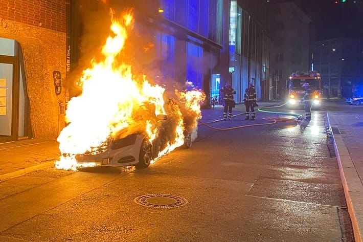 In der Nacht zum Montag geht ein Taxi in Flammen auf.