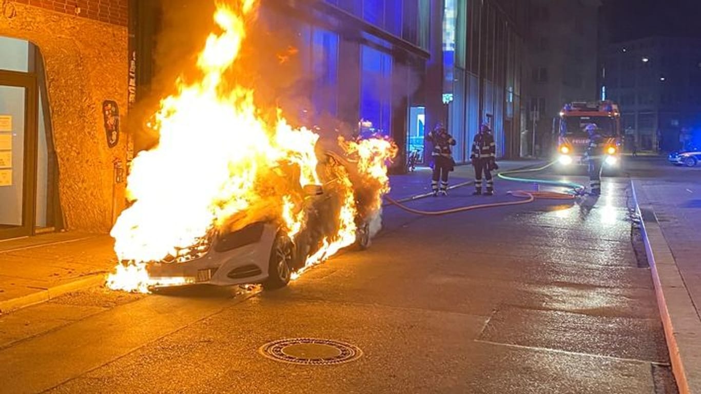 In der Nacht zum Montag geht ein Taxi in Flammen auf.