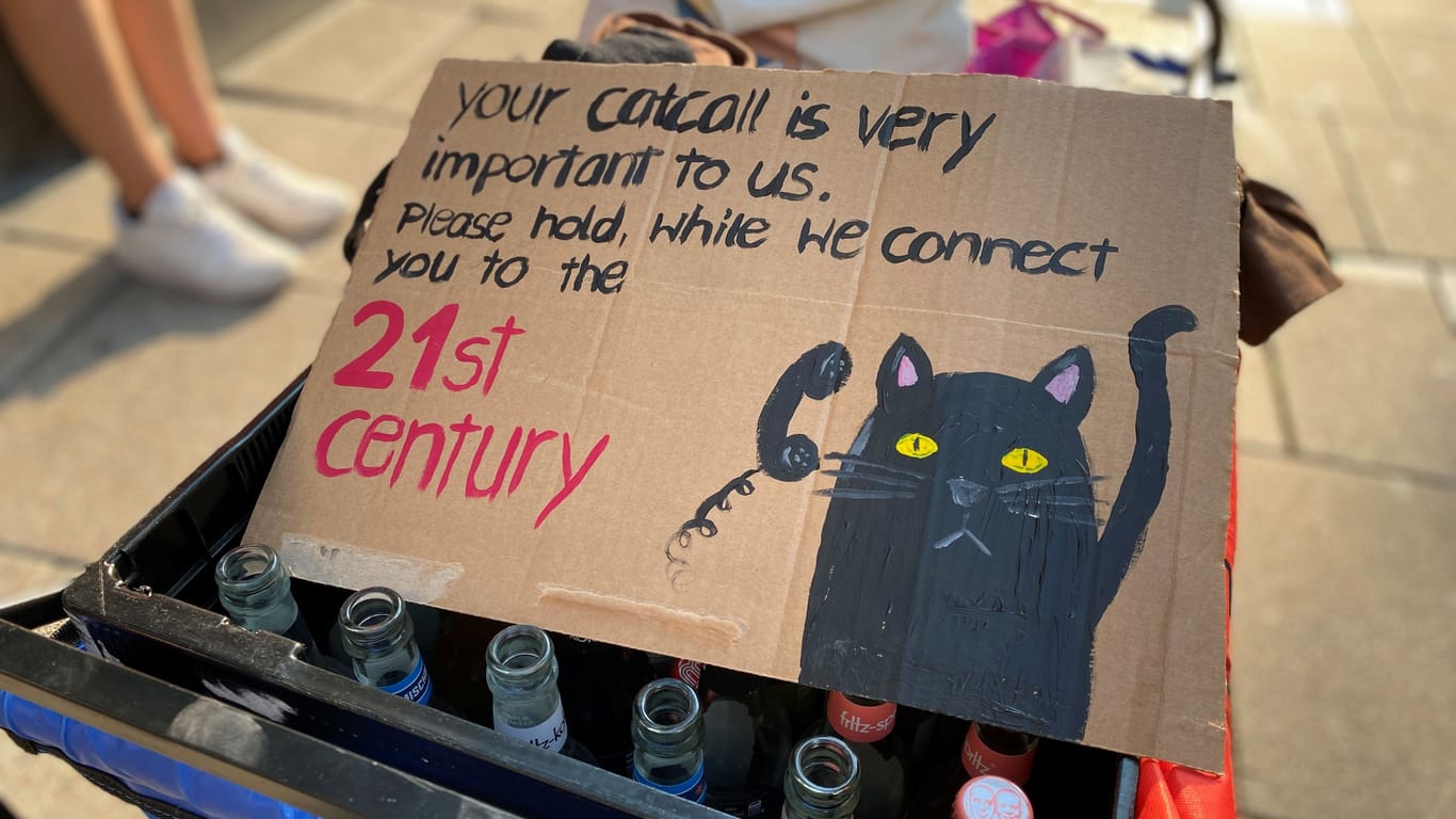 Die Aktivistinnen haben bei ihrer Aktion in Hamburg auch humoristische Schilder dabei: "Dein Catcall ist uns sehr wichtig. Bitte halten, bis wir dich mit dem 21. Jahrhundert verbinden", steht auf diesem.