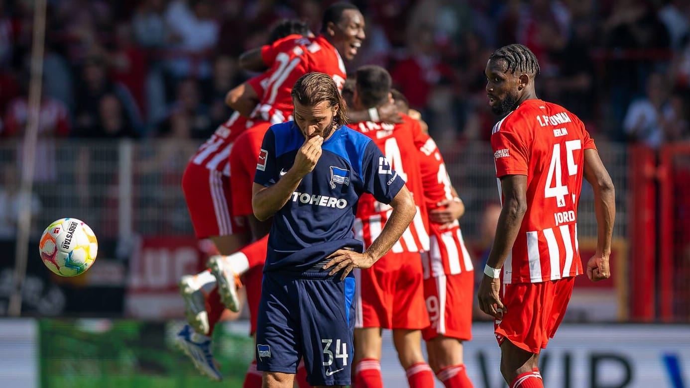 Gefühlswelten: Herthas Sunjic (vorn) ist ratlos, die Union-Spieler (hinten) trauern. Gefühlswelten: Herthas Sunjic (vorn) ist ratlos, die Union-Spieler (hinten) trauern.