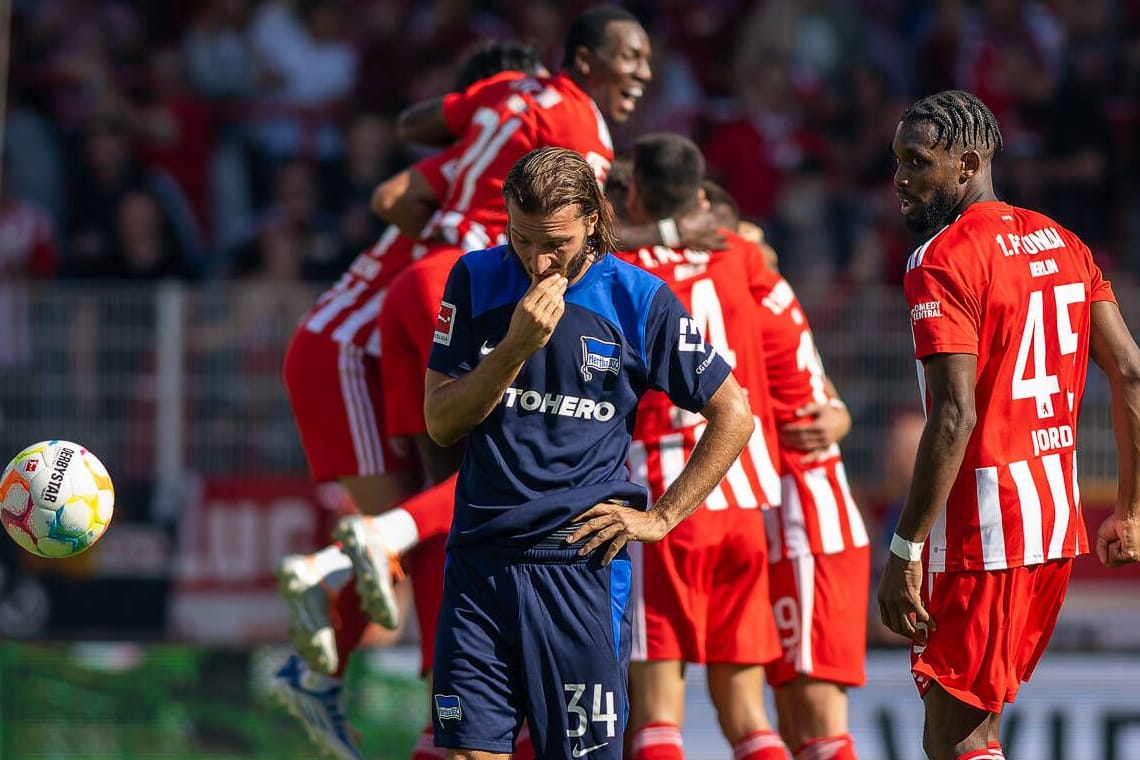 Gefühlswelten: Herthas Sunjic (vorn) ist ratlos, die Union-Spieler (hinten) trauern.