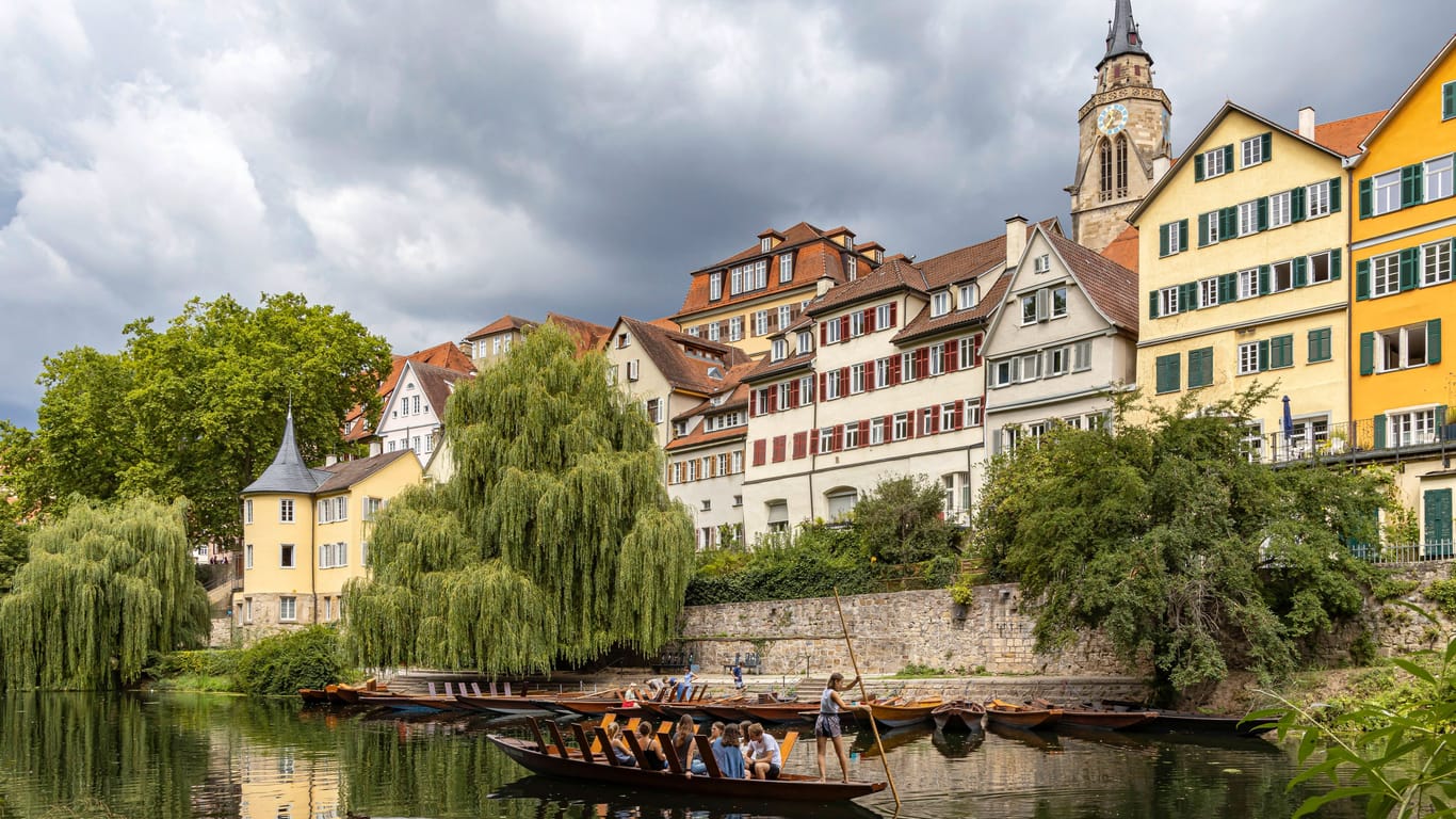 Blick vom Wasser: Besonders malerisch präsentiert sich die Stadt Tübingen während einer Stocherkahnfahrt auf dem Neckar.