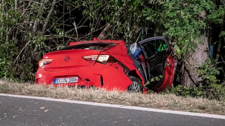Unfall im Sauerland: Zwei Männer starben am Sonntagabend Wenden-Schönau, eine Jugendliche wurde schwer verletzt.